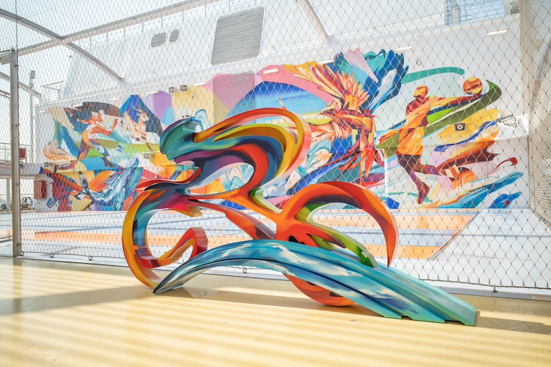 中国首艘国产大型邮轮「爱达·魔都号」篮球场壁画创作《山海动影》，上海，2023年。艺术家黄立炜（WHYYY）创作