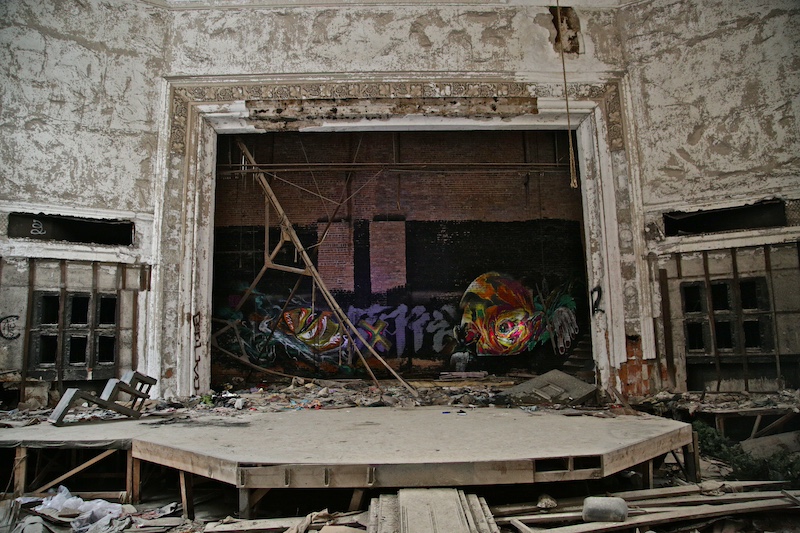 黄立炜WHYYY与团队拍摄纪录片《在路涂2》时芝加哥教堂涂鸦创作，2014年